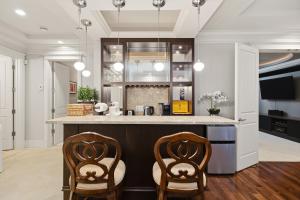 Luxury 2BR Retreat Near UBC with Sauna, Theatre & Pool Table