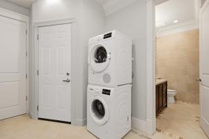 Luxury 2BR Retreat Near UBC with Sauna, Theatre & Pool Table