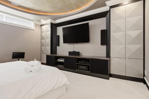 Luxury 2BR Retreat Near UBC with Sauna, Theatre & Pool Table