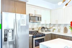 B - Gorgeous North Hollywood 3Bed 3Bath Home Sleeping 13 Just 15min to Universal Studios with Patio, BBQ, and Free Parking