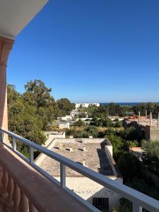 Plage a pied, balcon et vue mer partielle