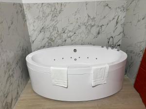 B&B Mary House con vasca idromassaggio Jacuzzi al centro di Salerno