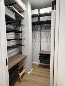 Modern Design Apartment, 10-min walk to beach