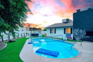 Lakefront Oasis Pool, Hot Tub, Dock, Pedal Boat