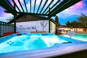 Lakefront Oasis Pool, Hot Tub, Dock, Pedal Boat