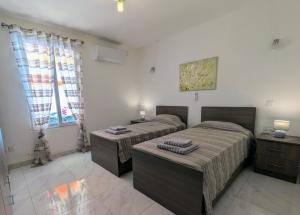 Seafront 3BR Maisonette Ground-Floor with Yard