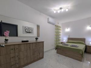 Seafront 3BR Maisonette Ground-Floor with Yard