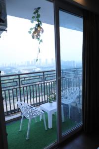 Moody Living Aesthetic Studio Near Expo Mart