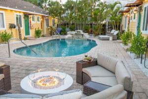 Steps to Beach, Heated Pool, 2 Queen Beds, 2BA