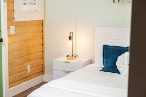 Steps to Beach, Heated Pool, 2 Queen Beds, 2BA