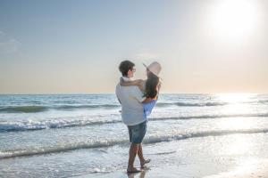Steps to Beach, Heated Pool, Boutique Queen Studio