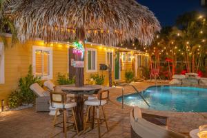 Steps to Beach, Heated Pool, Boutique Queen Studio
