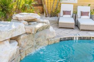Steps to Beach, Heated Pool, Boutique Queen Studio