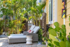 Steps to Beach, Heated Pool, Boutique Queen Studio