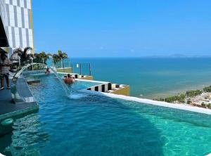 Luxury Condominium- Copacabana, Beach front