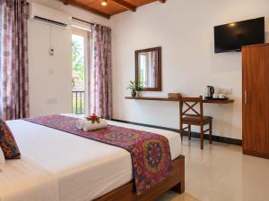 Elepath Lodge Pinnawala-StayElephants Walk to Bathe