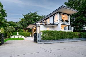Emerson Pool Villa