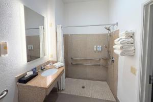 Comfort Suites Galveston Cruise Port Area - Beachside