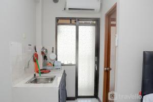 Alluring Studio at Lagoon Bekasi Town Square Apartment By Travelio