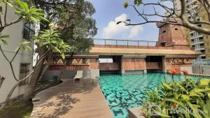 Modern Look and Homey 2BR at Great Western Resort Apartment By Travelio