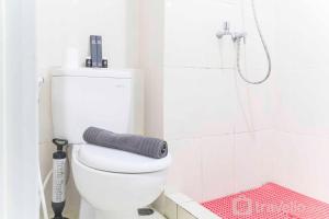 Comfortable Studio at Springlake Summarecon Apartment near Mall By Travelio