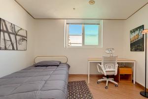 44Hongik Univ Station, 15 minutes from Itaewon, Mangwon Market, Hapjeong, Single Accommodation, Fully Furnished