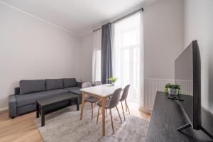 500 mbps Wi-Fi, Quiet Apartment, Super Central - Charming Retreat by Innorental