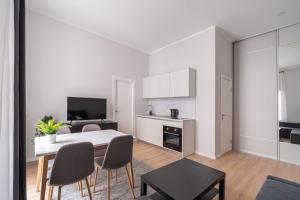 500 mbps Wi-Fi, Quiet Apartment, Super Central - Charming Retreat by Innorental