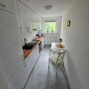 Słoneczny Apartament Panorama 5 7 z Widokiem na Jezioro i Góry