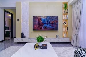 elegant executive two bedroom apartment with amazing city views,swimming pool,fully equipped gym and close proximity to major shopping malls and restaurants