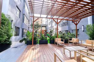 elegant executive two bedroom apartment with amazing city views,swimming pool,fully equipped gym and close proximity to major shopping malls and restaurants
