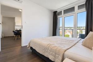 Central Apartment with Balcony and Slavin View