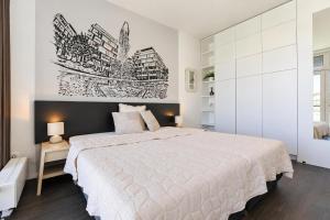 Central Apartment with Balcony and Slavin View