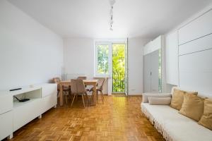 Astronautów Chopin Airport Apartment by BookingHost