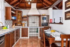 GuestReady - Villa Pool Sea Views