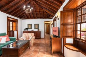GuestReady - Villa Pool Sea Views
