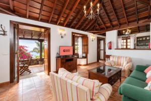 GuestReady - Villa Pool Sea Views