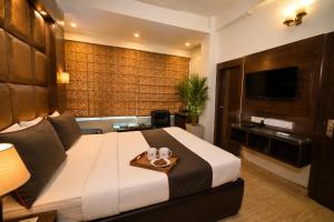 HOTEL UR - Nearby Prayagraj Junction and High Court