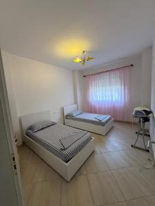 Cozy 2-Bedroom Apartment Near the Beach