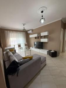 Cozy 2-Bedroom Apartment Near the Beach