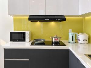 The Sun Avenue 2BR with River View - Pool & Gym