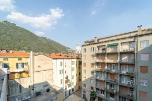 Spacious penthouse with terrace in the heart of Como