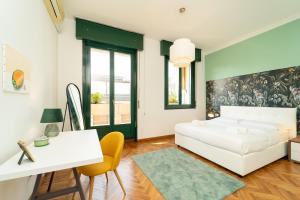 Spacious penthouse with terrace in the heart of Como