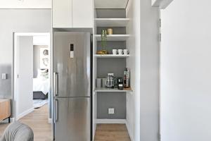 Freya - Stunning 2 bed with City & Table Mountain Views !