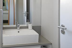Freya - Stunning 2 bed with City & Table Mountain Views !