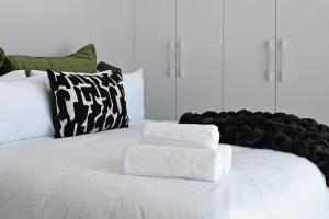 Freya - Stunning 2 bed with City & Table Mountain Views !