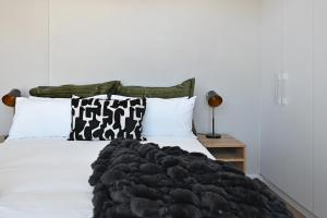 Freya - Stunning 2 bed with City & Table Mountain Views !