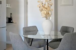 Freya - Stunning 2 bed with City & Table Mountain Views !