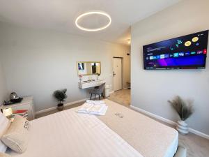 COZY Boutique ApartHotel - Private Suites and Studios