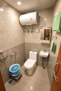 Guest Room Retreat in Kud, Patnitop with Mountain Views